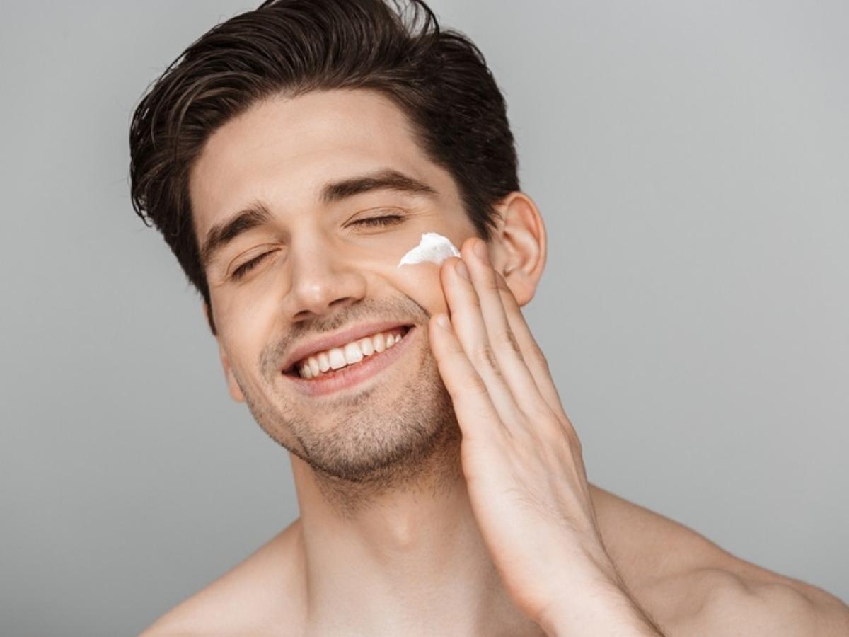 Sử dụng kem/gel dưỡng ẩm kết cấu mỏng nhẹ cho nam
