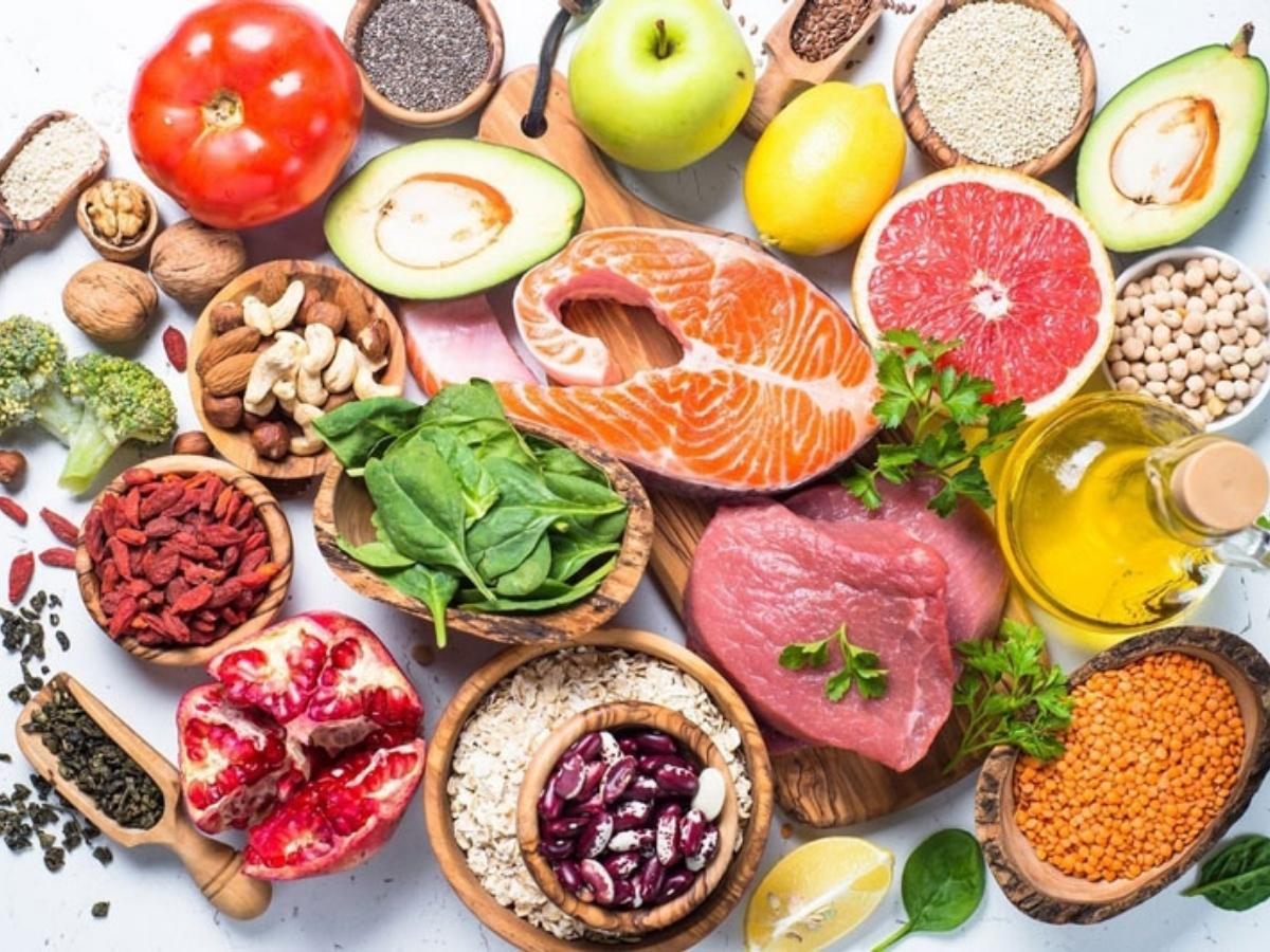Các loại thực phẩm tốt cho da như rau xanh, trái cây tươi, cá hồi