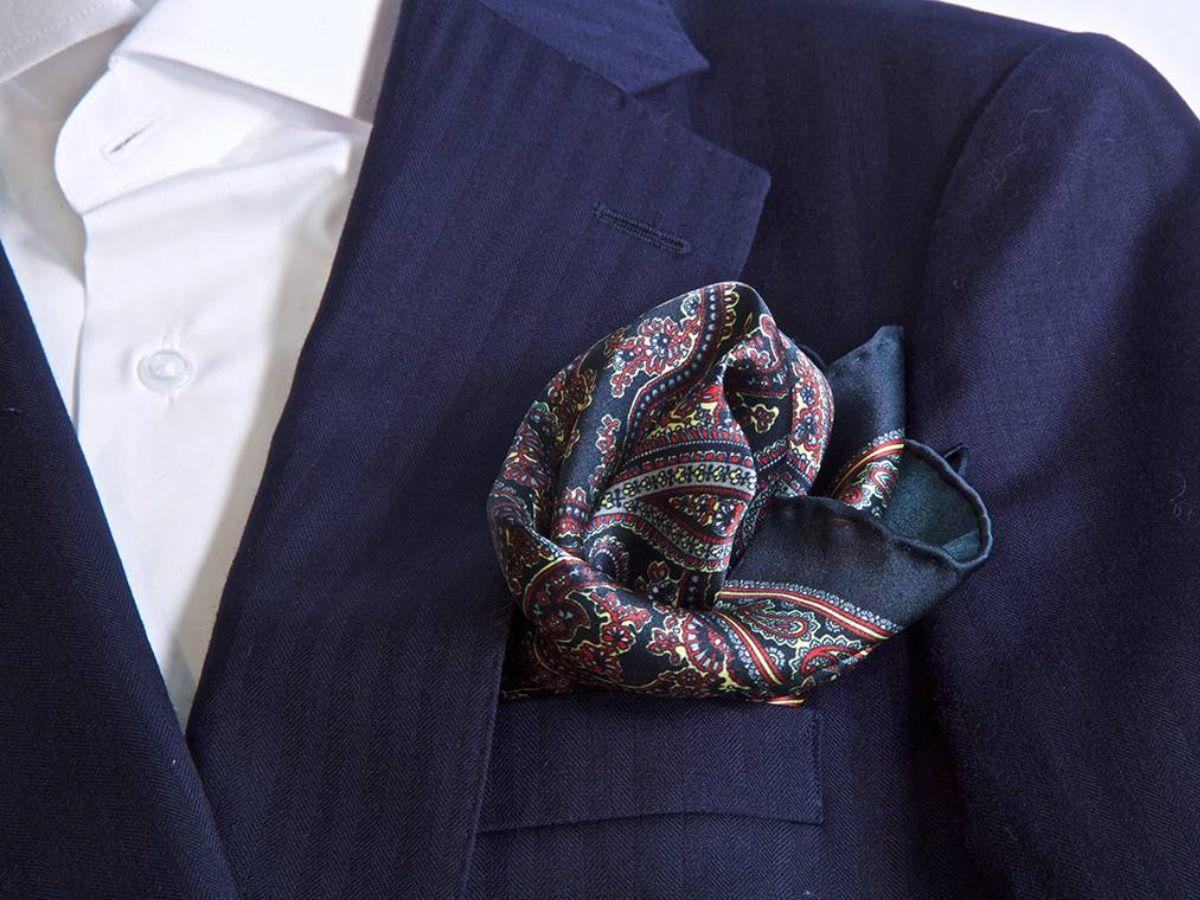 Pocket square là điểm nhấn trong trang phục kiểu Anh