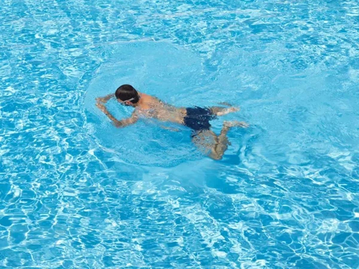 Khi co chân, hãy nghĩ đến việc đưa gót chân về gần mông nhất có thể