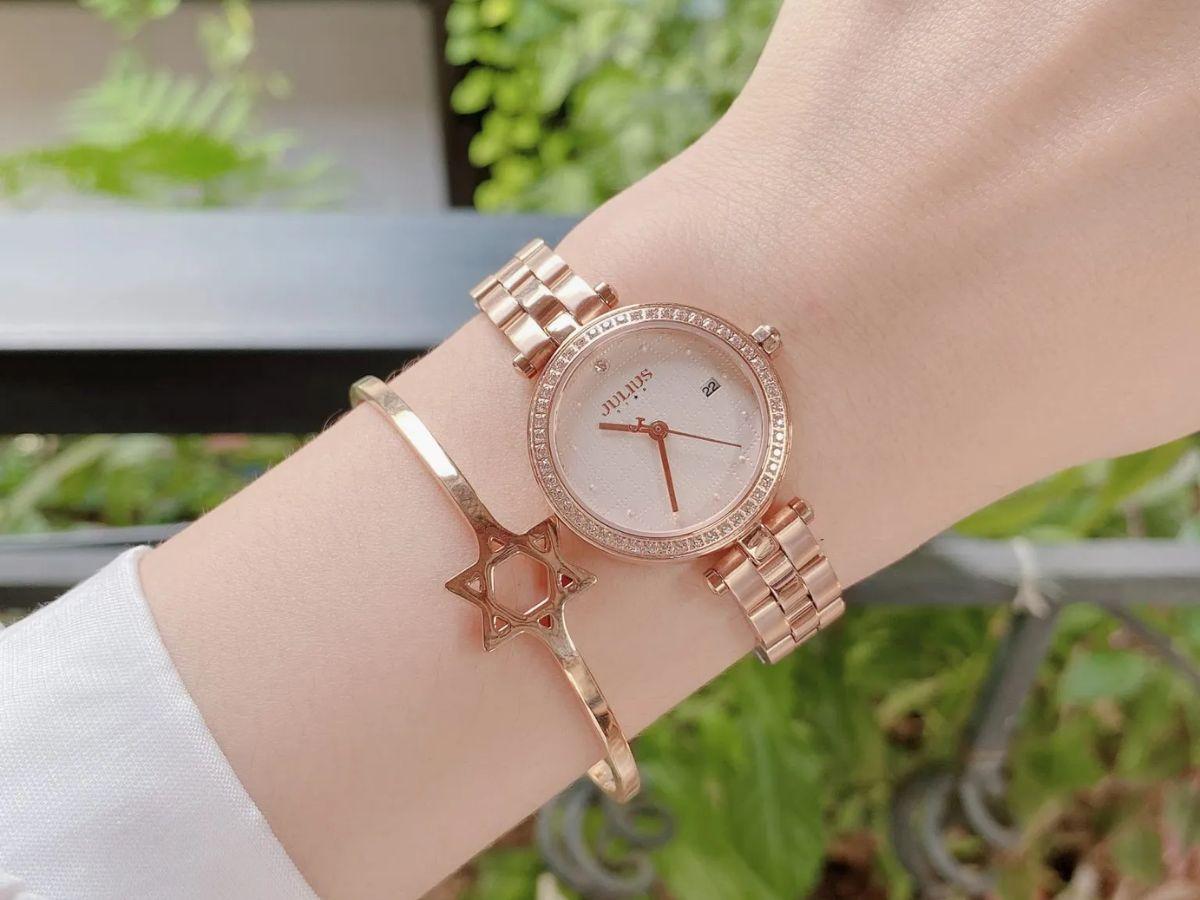 Phụ kiện đi kèm đóng vai trò quan trọng giúp hoàn thiện và nâng tầm tổng thể trang phục khi tham dự đám cưới