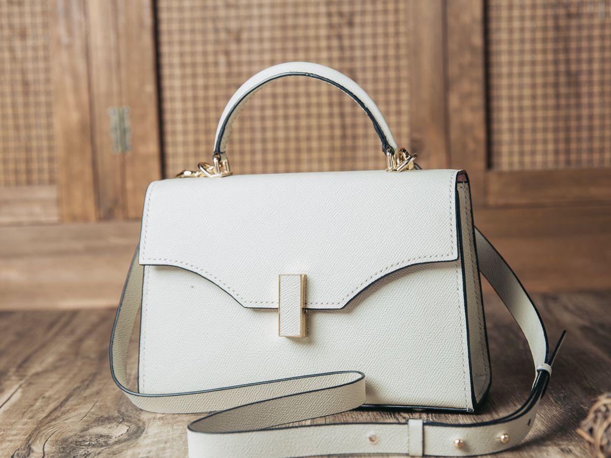 Túi xách cho nữ nên là những thiết kế nhỏ gọn như túi đeo chéo hoặc clutch cầm tay, đơn sắc và hài hòa với bộ đồ