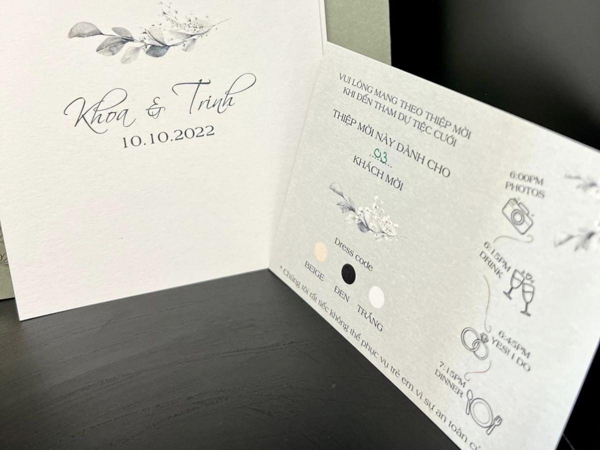 Mặc đồ theo dress code trên thiệp cưới