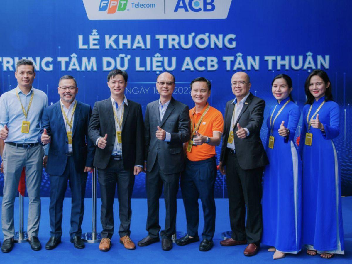 đồng phục áo dài nữ của ACB