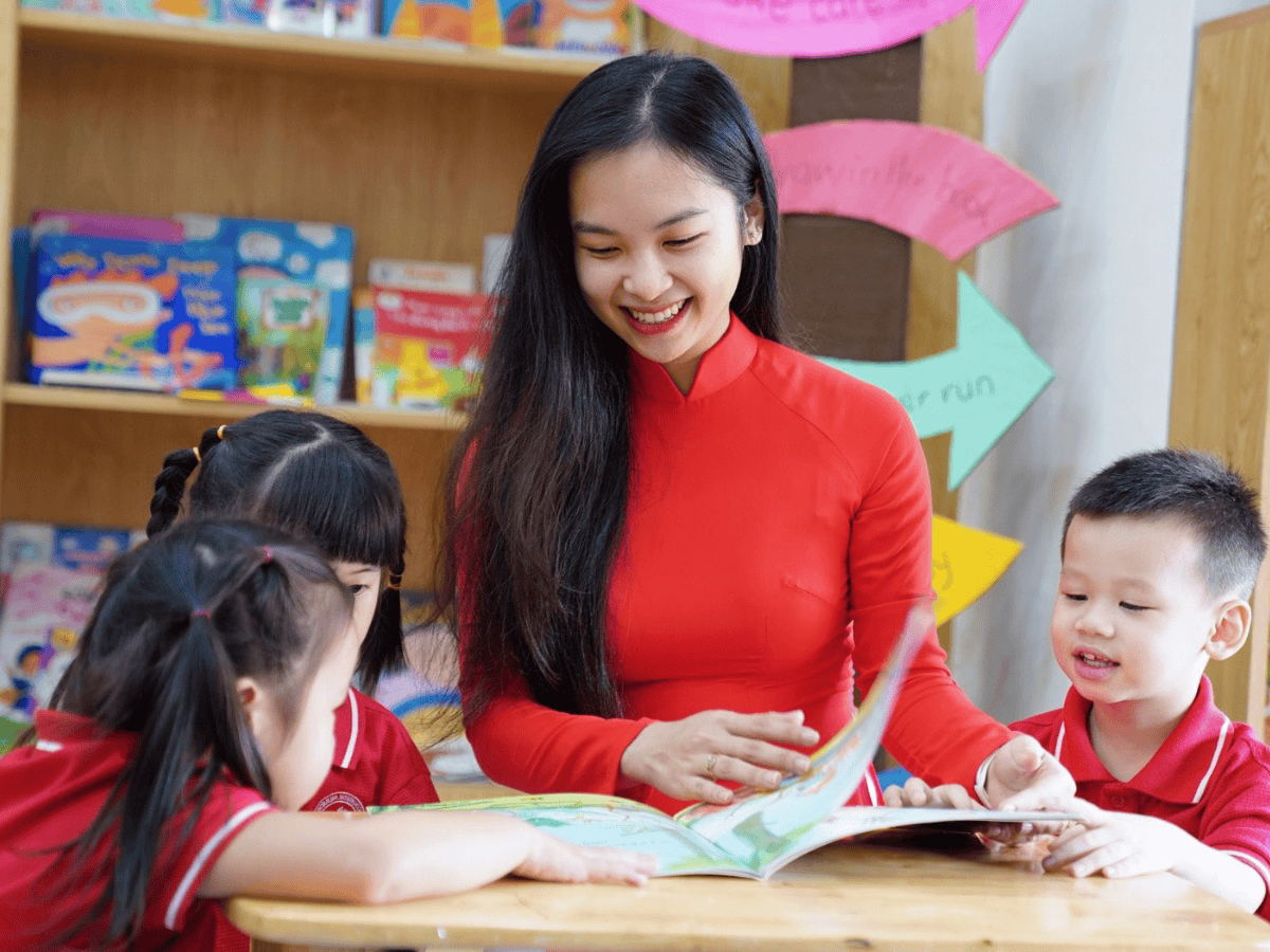 Các cô giáo mầm non trong tà áo dài duyên dáng