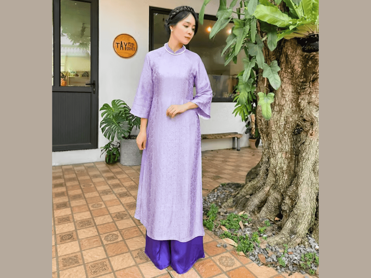 Giáo viên trong bộ áo dài lụa