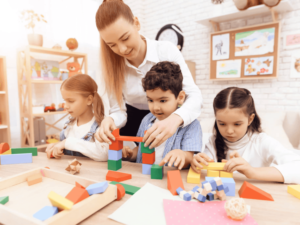 Đồng phục cần thể hiện sự chuyên nghiệp, lịch sự nhưng đảm bảo sự thoải mái và an toàn