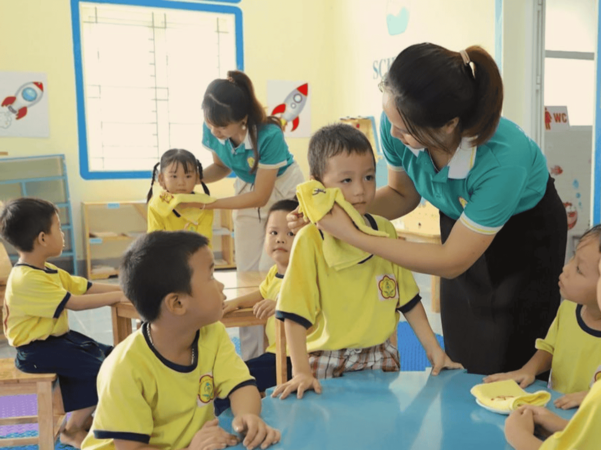 Các màu sắc phù hợp cho đồng phục giáo viên mầm non