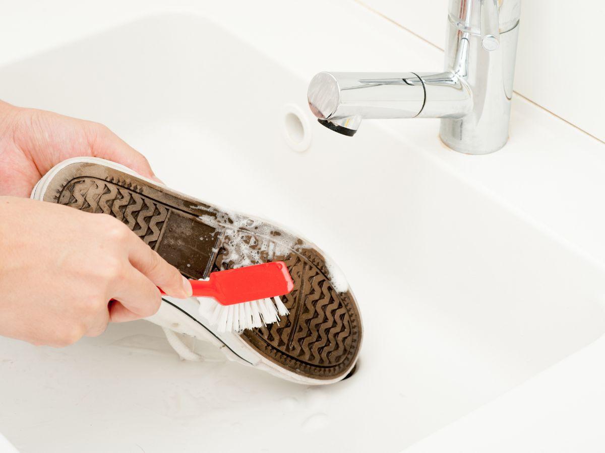Chà sạch các vết bẩn trên giày