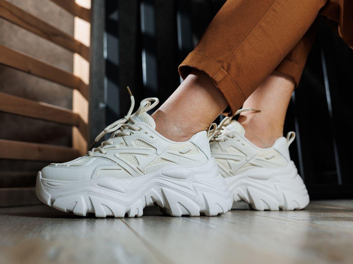 Giày sneaker trắng dễ lên outfit nhưng cũng rất dễ bị ố vàng