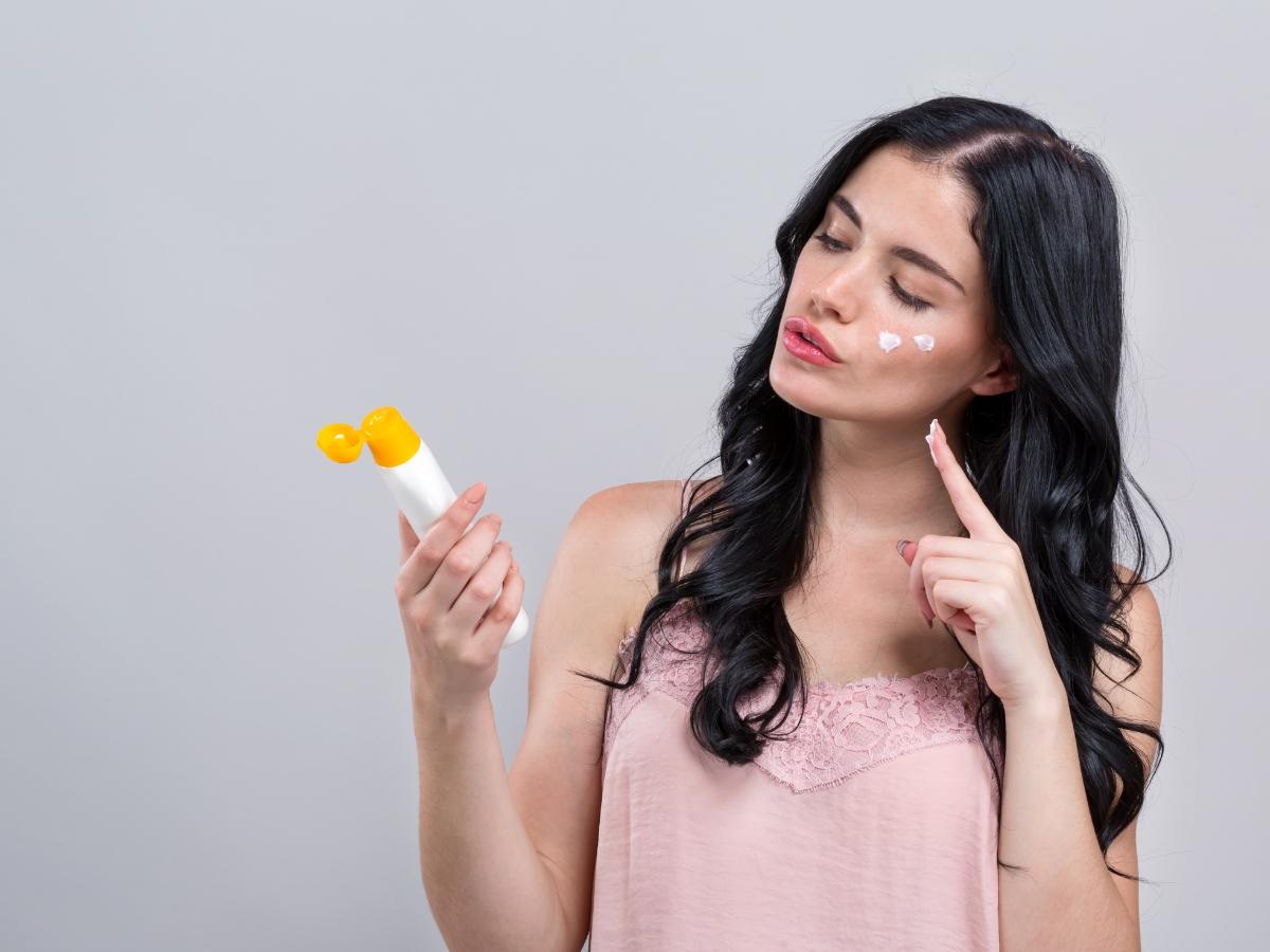 Duy trì thói quen chống nắng hàng ngày, ngay cả khi không ra ngoài hoặc vào mùa đông