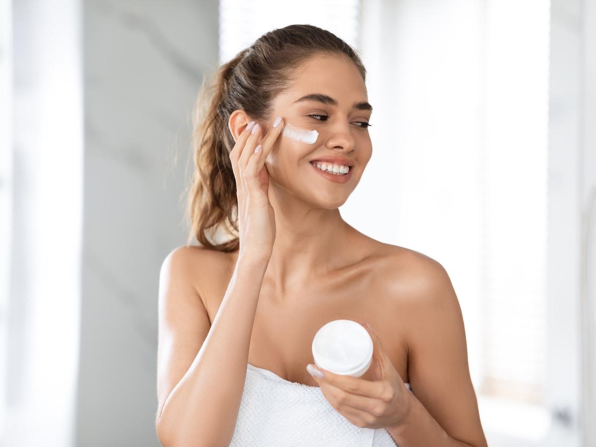 Dưỡng ẩm nên được thực hiện sau bước treatment, giúp da được làm dịu và hỗ trợ quá trình tái tạo