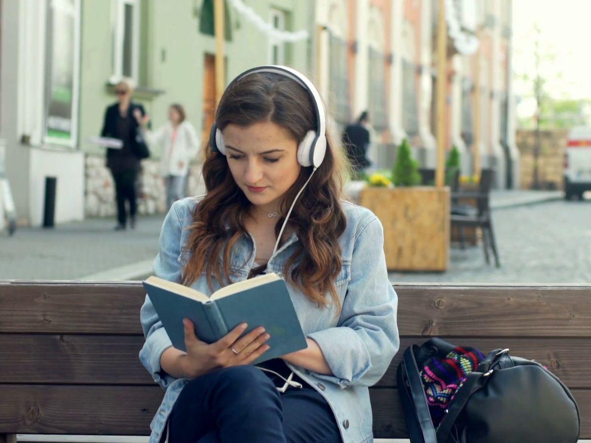 Nghe nhạc và đọc sách giúp quản lý căng thẳng một cách hiệu quả