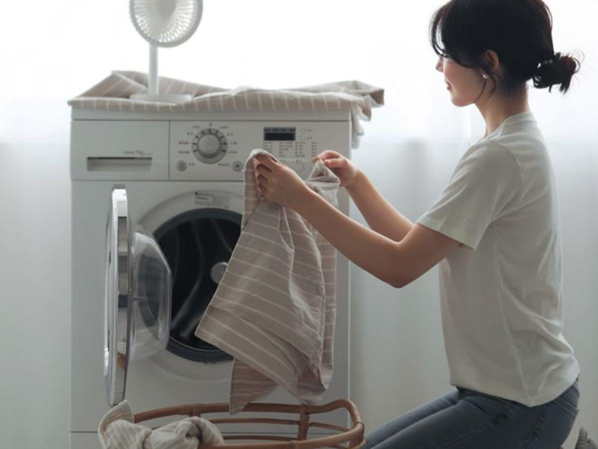 Giặt máy giúp tiết kiệm thời gian và phù hợp khi cần giặt số lượng lớn