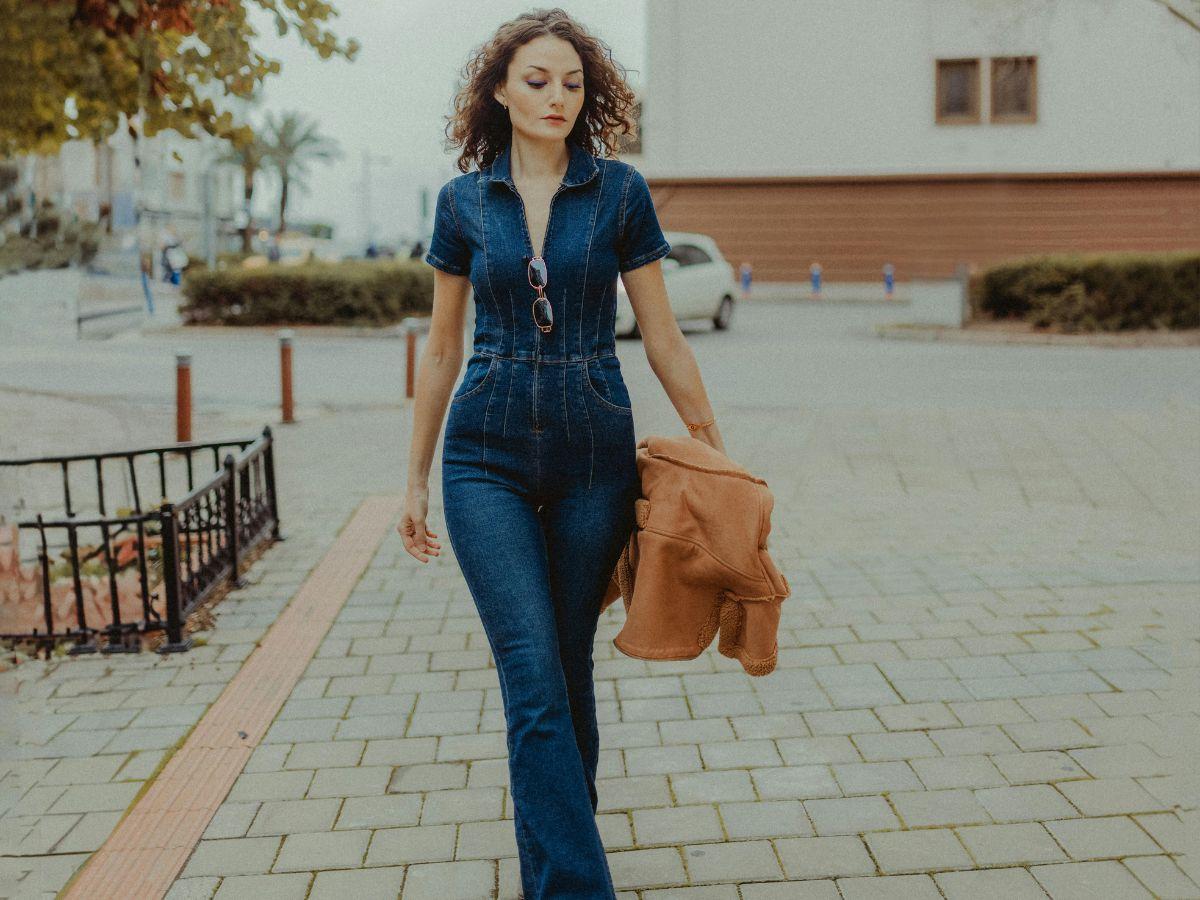 Jumsuit là trang phục liền thân