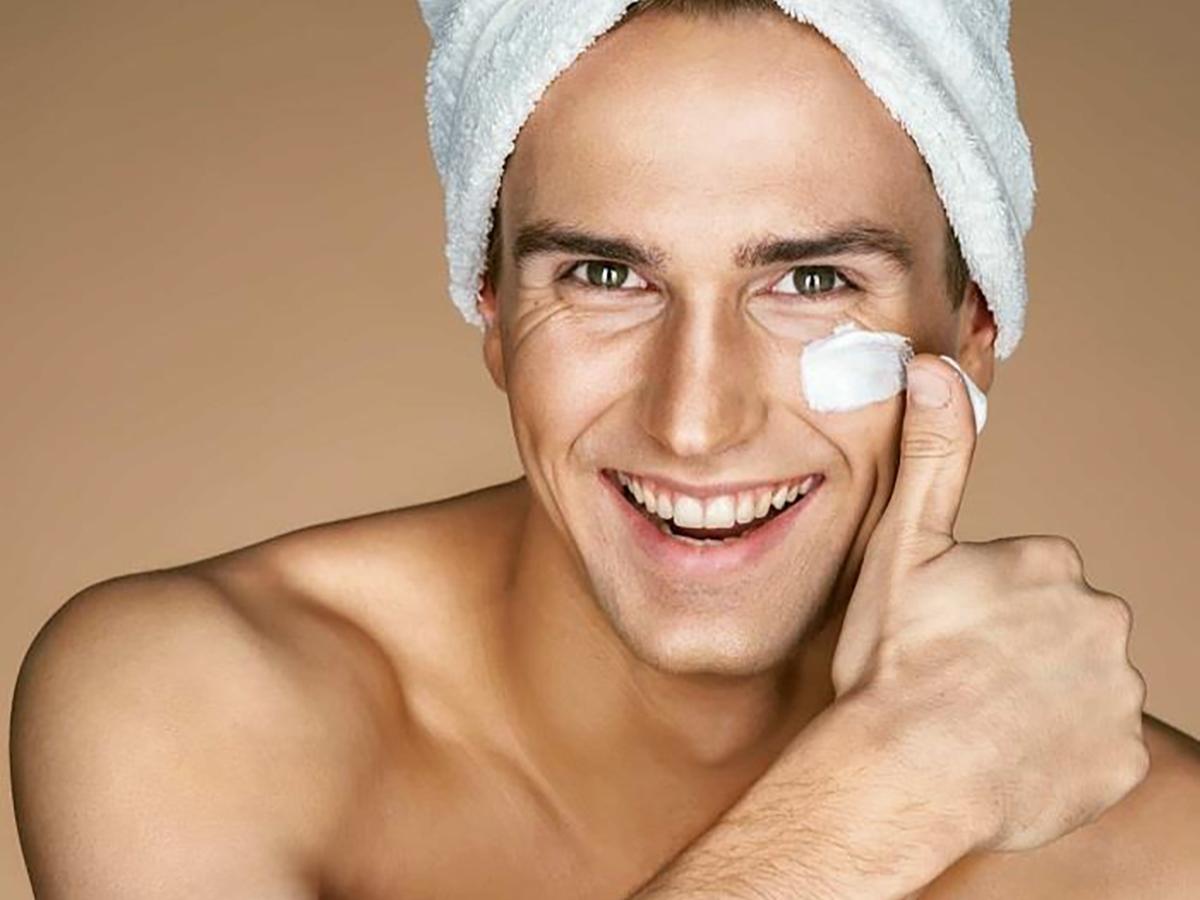 Hai loại tia UV chính là tia UVB và tia UVA tác động lên lớp biểu bì gây cháy nắng, phá hủy collagen và elastin gây lão hóa 