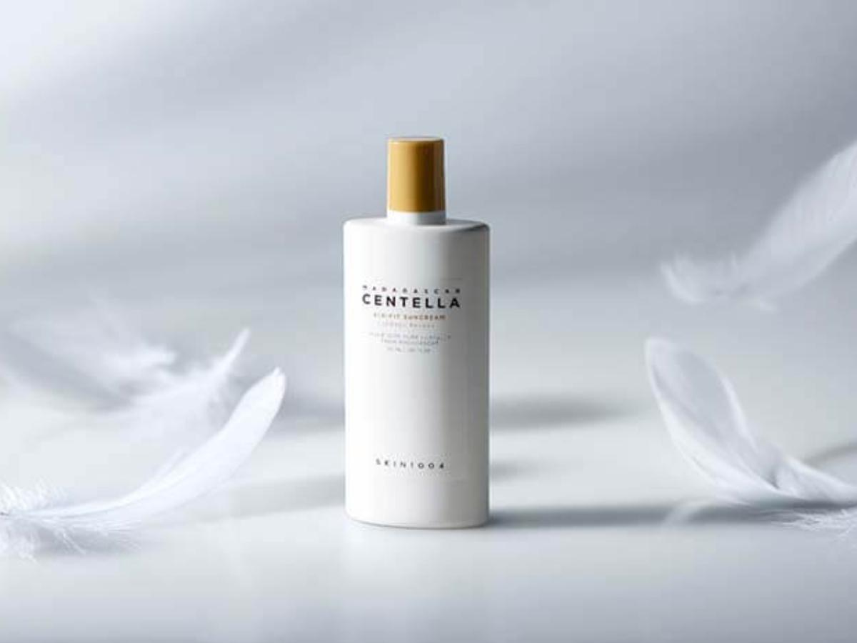 Kem chống nắng Skin1004 Centella Air-Fit có dạng lỏng và kiềm dầu khá tốt 