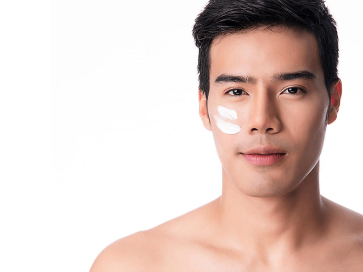 Có thể linh hoạt thoa kem chống nắng khi ngồi trong văn phòng