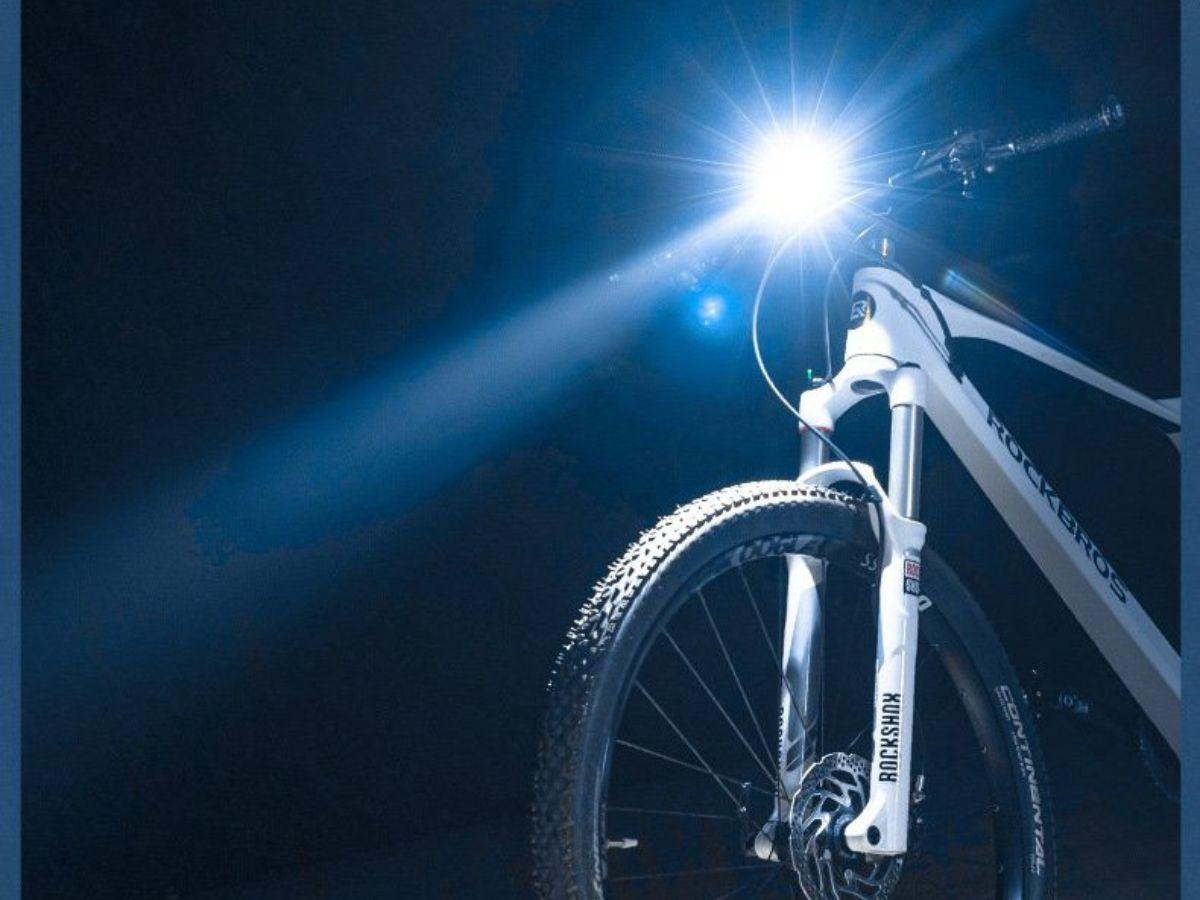 Đèn xe đạp vừa giúp người lái quan sát rõ đường