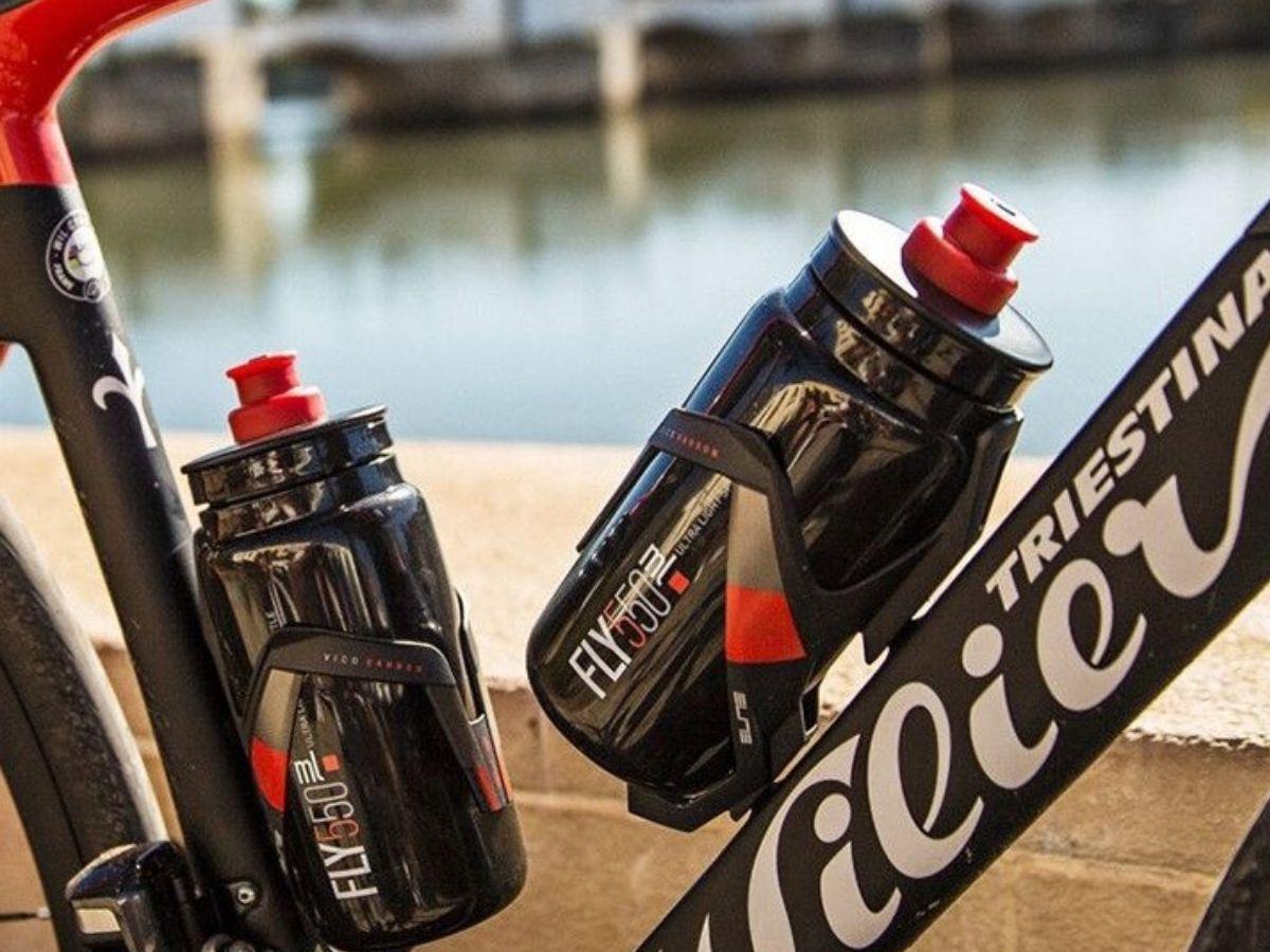 Bình nước và giá đựng bình