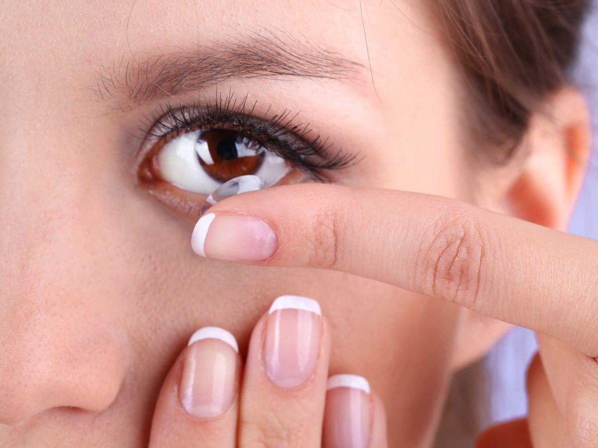 Các bước tháo kính áp tròng 