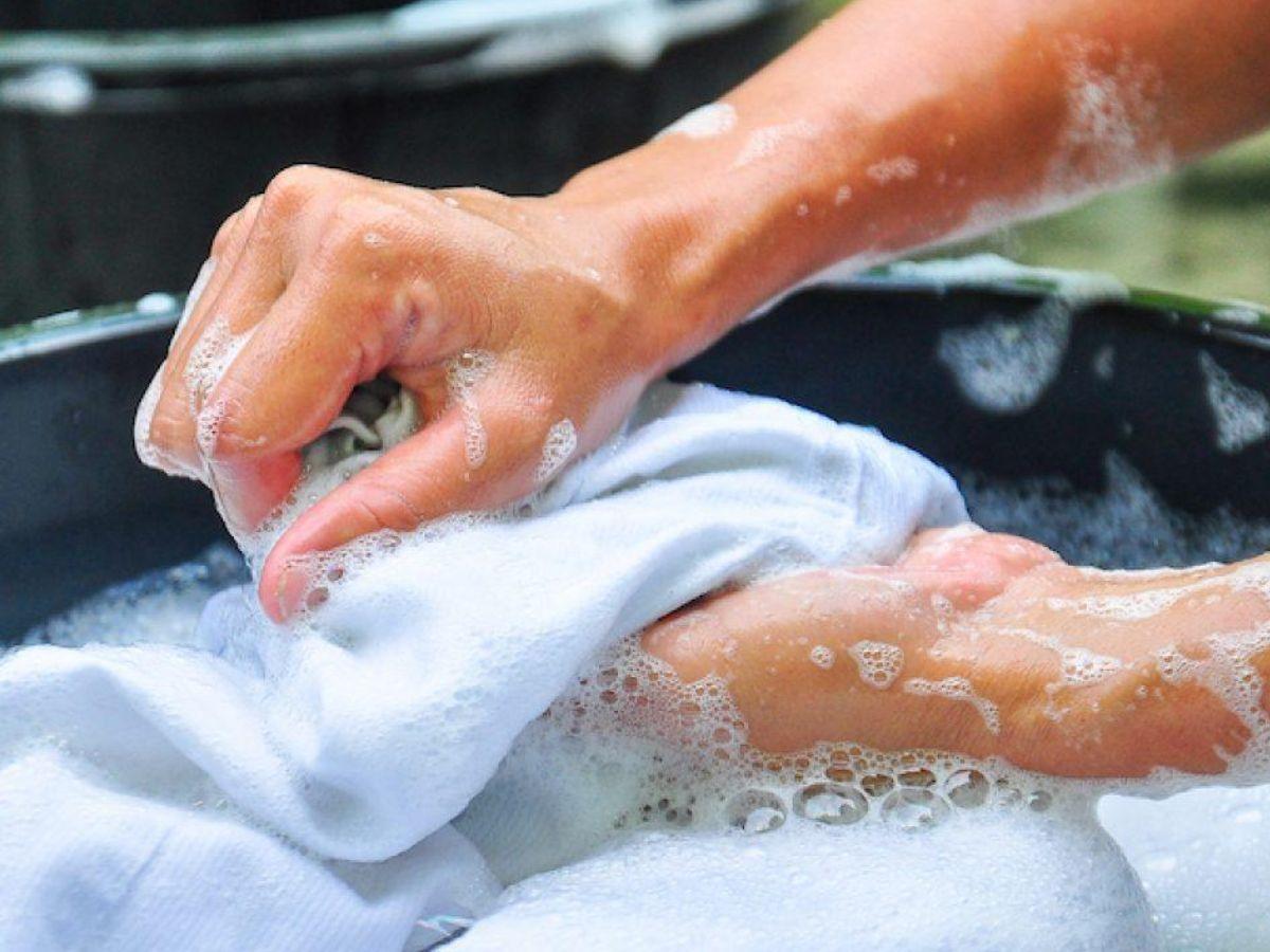 Nên giặt tay để giữ áo luôn bền đẹp