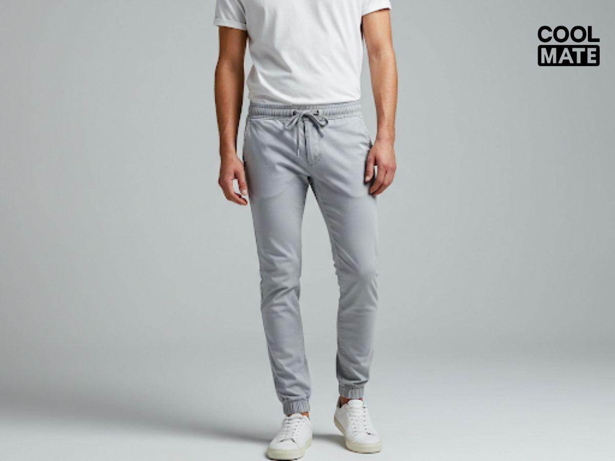 Gợi ý cách chọn quần jogger cho người gầy với form regular-fit màu sáng.