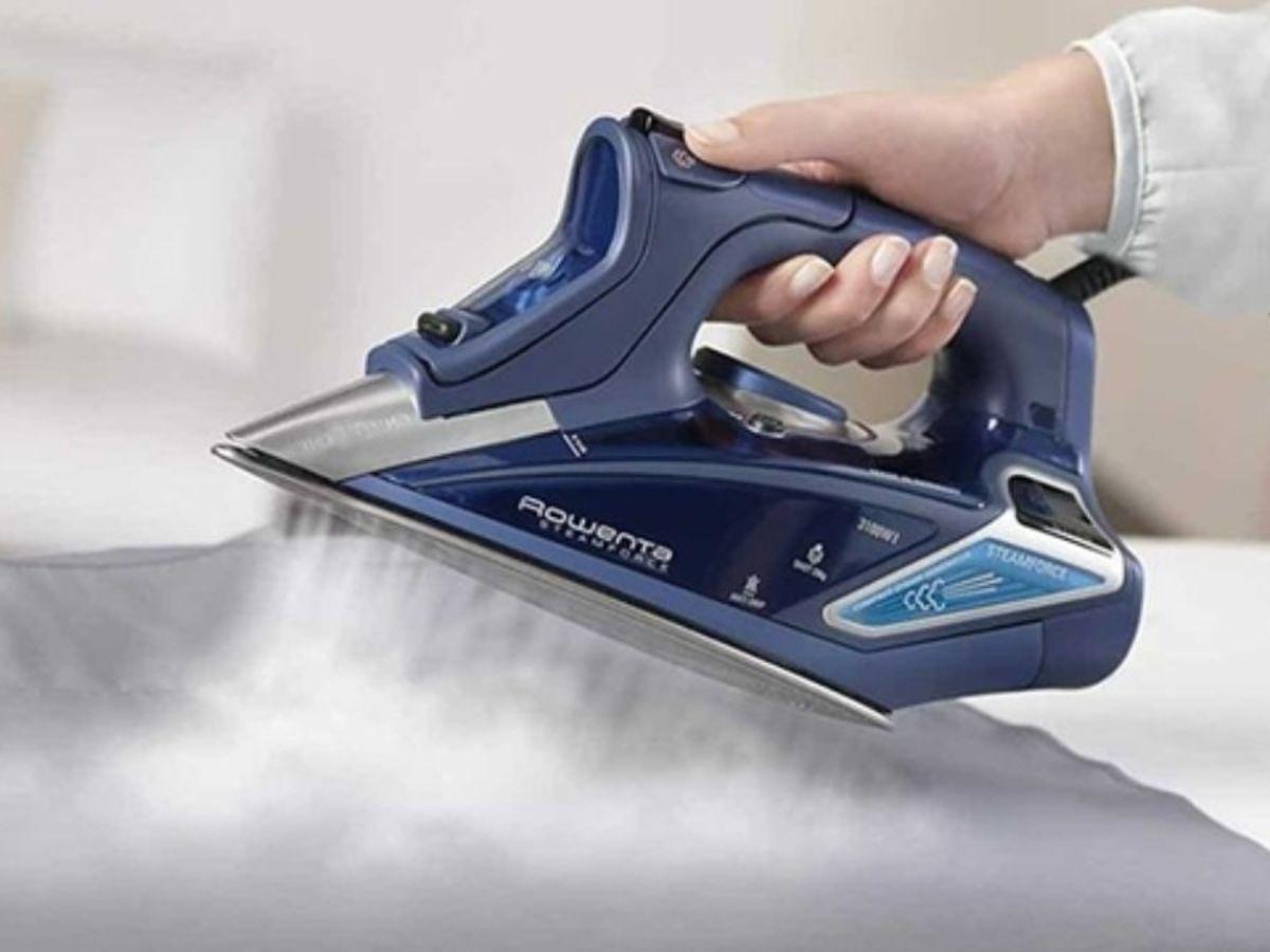Bàn là với vạch chỉ nhiệt độ ở mức thấp nhất
