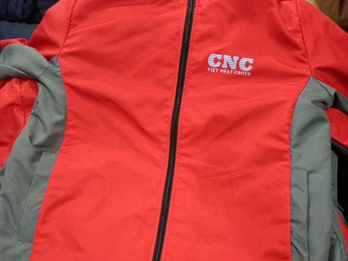 Độ bền của logo in phụ thuộc vào 2 yếu tố chính: chất lượng công nghệ in của xưởng và cách bạn bảo quản áo