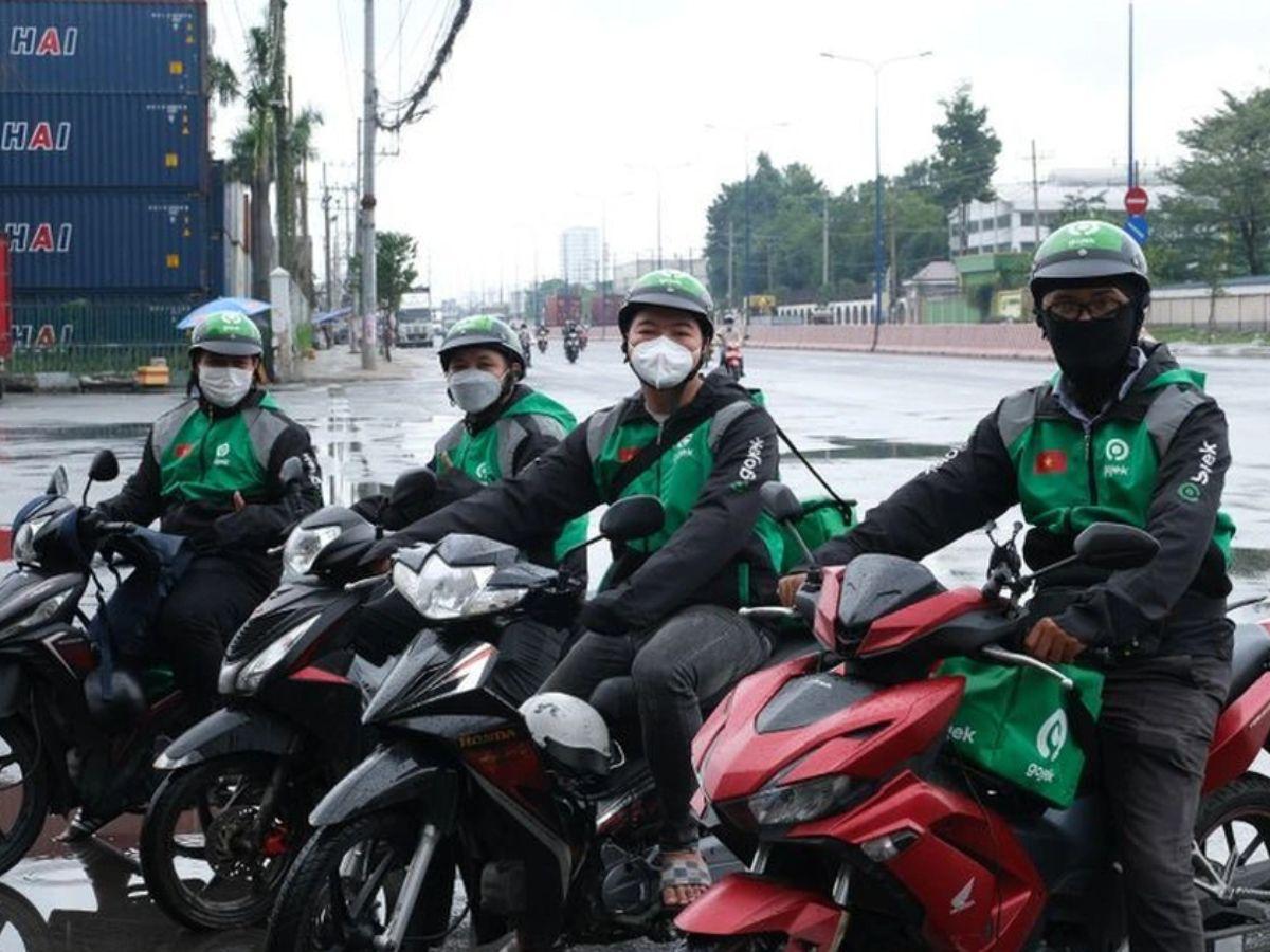 Tùy thuộc vào nhu cầu của từng công ty mà áo khoác gió được may bằng các chất liệu khác nhau