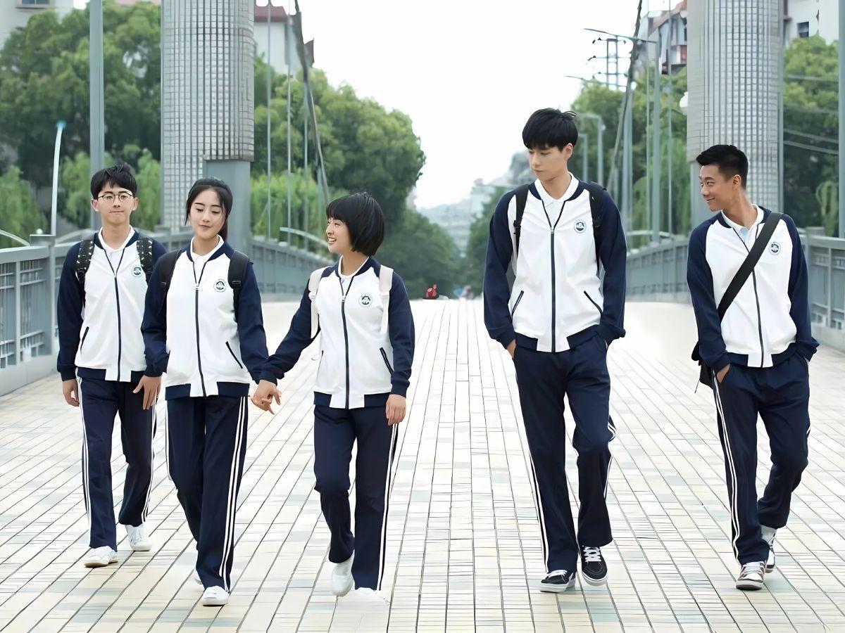 Phù hợp với khí hậu lạnh hoặc môi trường học đề cao yếu tố thời trang thể thao