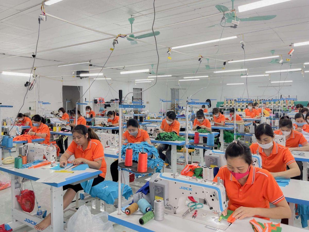 Hình ảnh thực tế từ một xưởng may đồng phục