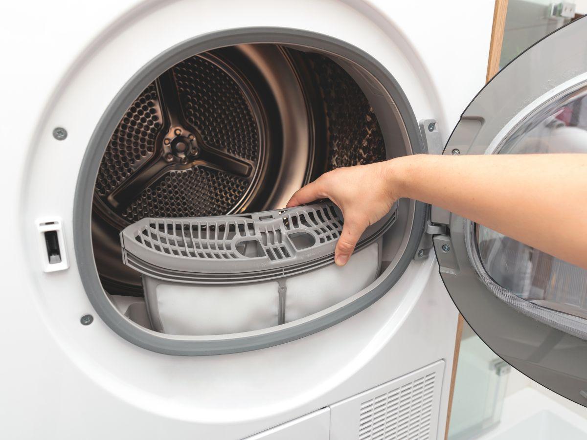 Bên cạnh đó, cũng cần vệ sinh định kỳ các bộ phận của máy