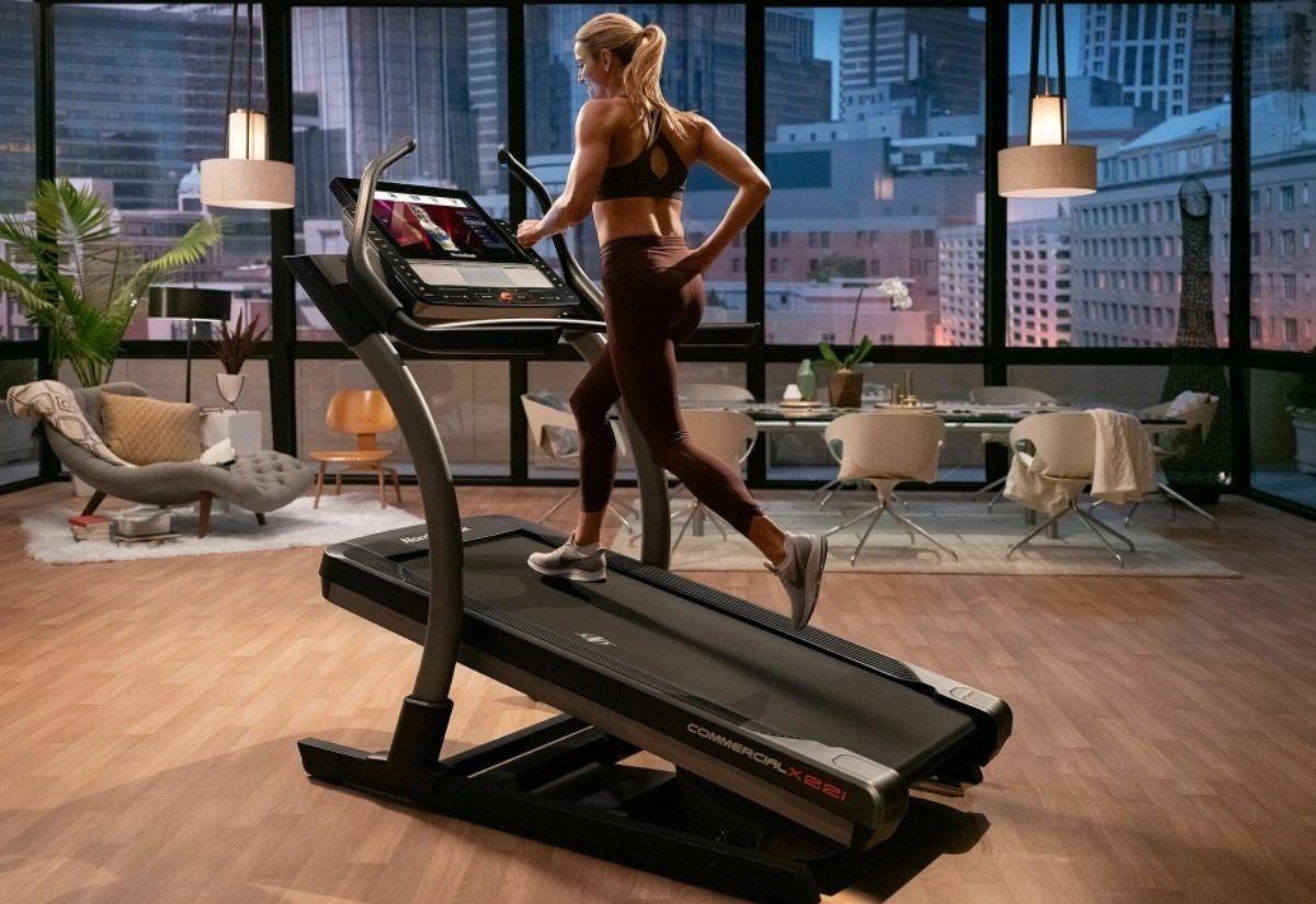 chạy bộ có to mông không với máy chạy bộ