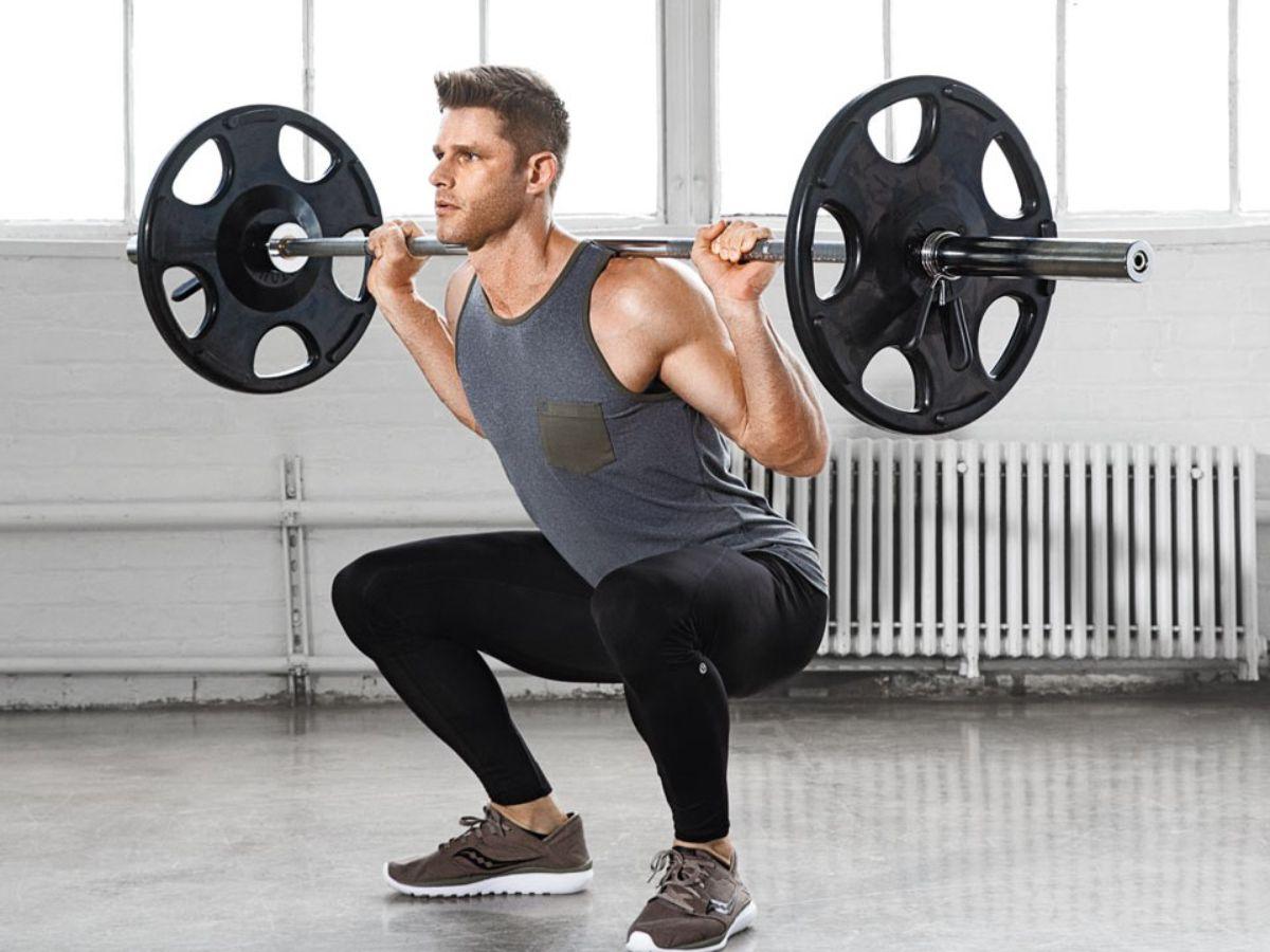 Kết hợp thêm tạ đòn khi tập squat dành cho người có nhiều kinh nghiệm