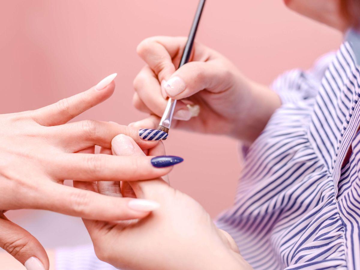 Hãy tham khảo các đánh giá từ khách hàng cũ trước khi lựa chọn tiệm nail nhé
