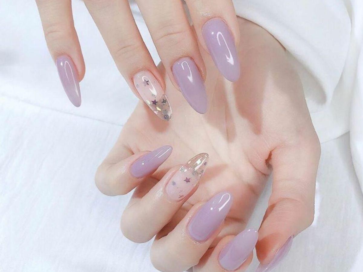 Làn da trắng có thể kết hợp với bất cứ sắc nail tím nào