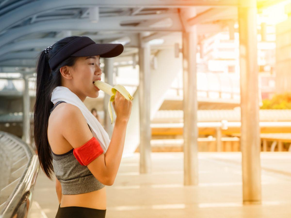 Ăn chuối trong khi tập gym giúp bổ sung năng lượng để duy trì đường dài
