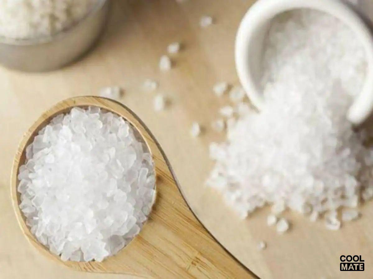 Ngâm trước với giấm, phèn chua hoặcmuối ăn giúp loại bỏ mùi khó chịu 