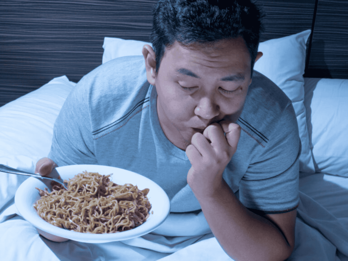 Tiêu thụ nhiều calo trước khi đi ngủ sẽ làm ảnh hưởng đến giấc ngủ