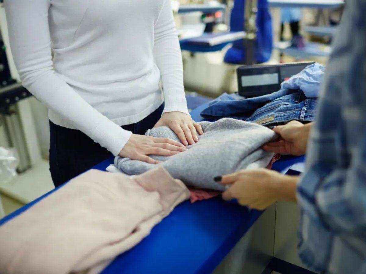 Đừng quên kiểm tra kỹ đường may có đều và chắc chắn không, khóa kéo có trơn tru không nhé