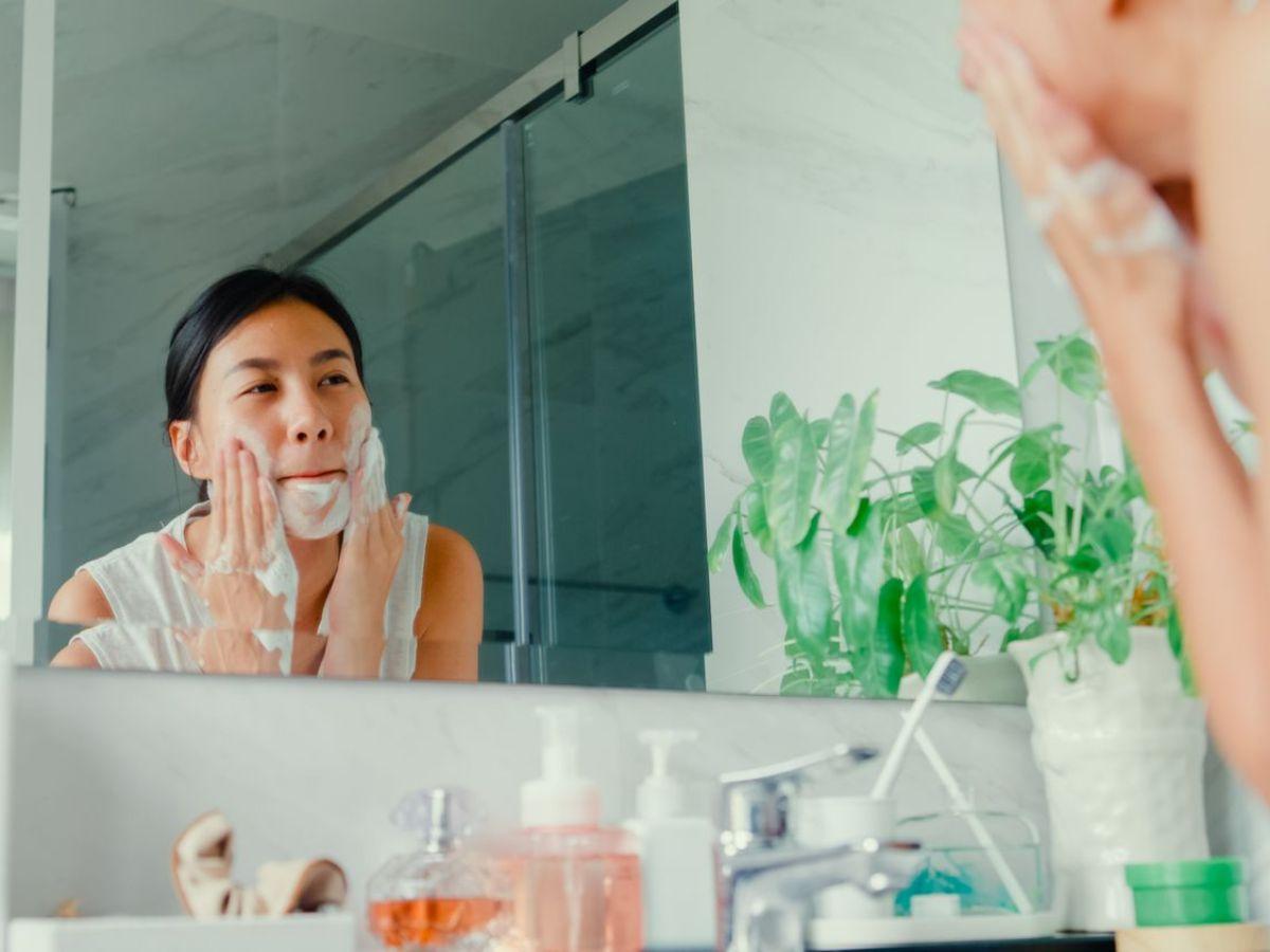 Rửa mặt và cảm nhận làn da để nhận biết loại da