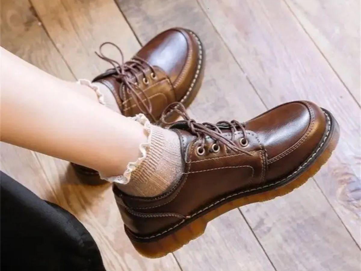 Dáng người mũm mĩm nên ưu tiên mẫu giày đơn giản, màu tối và form dáng gọn nhẹ