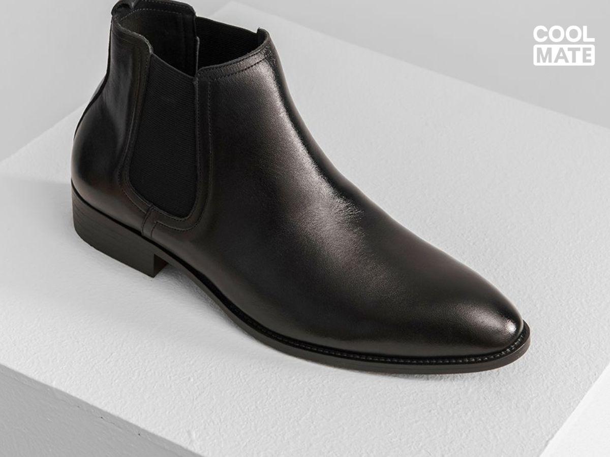 Giày boots mạnh mẽ, phù hợp với nhiều kiểu quần jean, tạo phong cách cá tính và ấn tượng