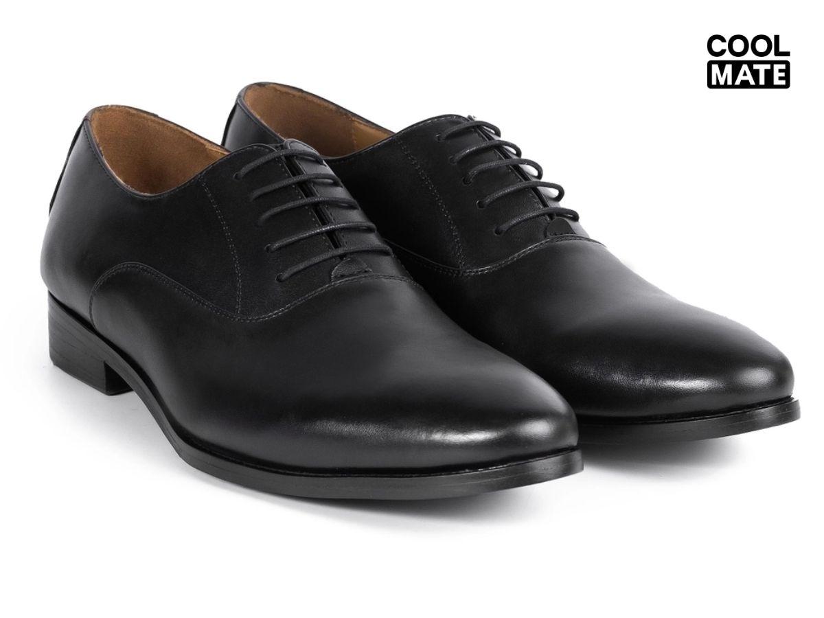 Giày oxford cổ điển, sang trọng, phù hợp với quần jean slim tối màu cho phong cách chỉnh chu