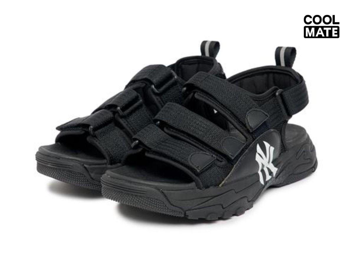 Sandals thoải mái, hợp với quần jean sáng màu, mang lại vẻ ngoài mát mẻ và giản dị