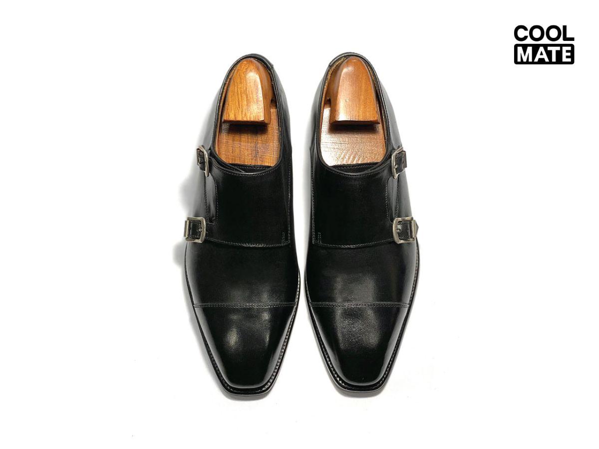 Giày Monk Strap cá tính, hợp với quần jean slim tối màu và áo sơ mi, tạo điểm nhấn tinh tế