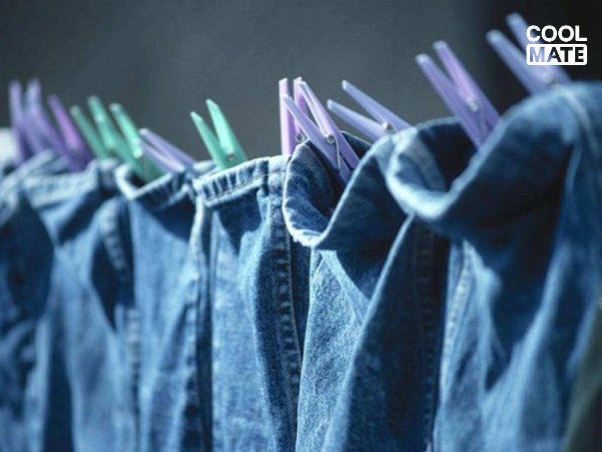 Dùng móc kẹp quần jeans sẽ giúp làm khô đều quần áo