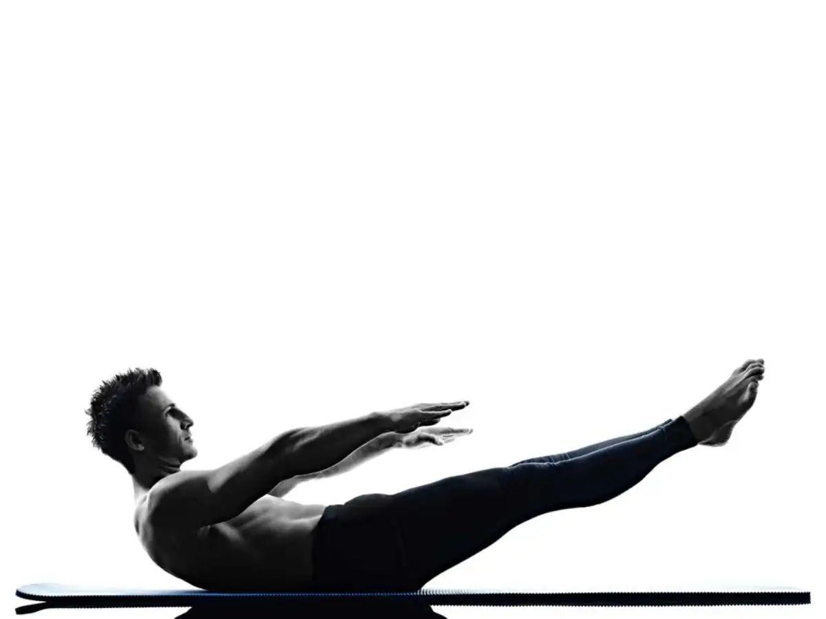 Quần legging hoặc quần tập bó sát để hỗ trợ cơ bắp tốt hơn khi tập Pilates