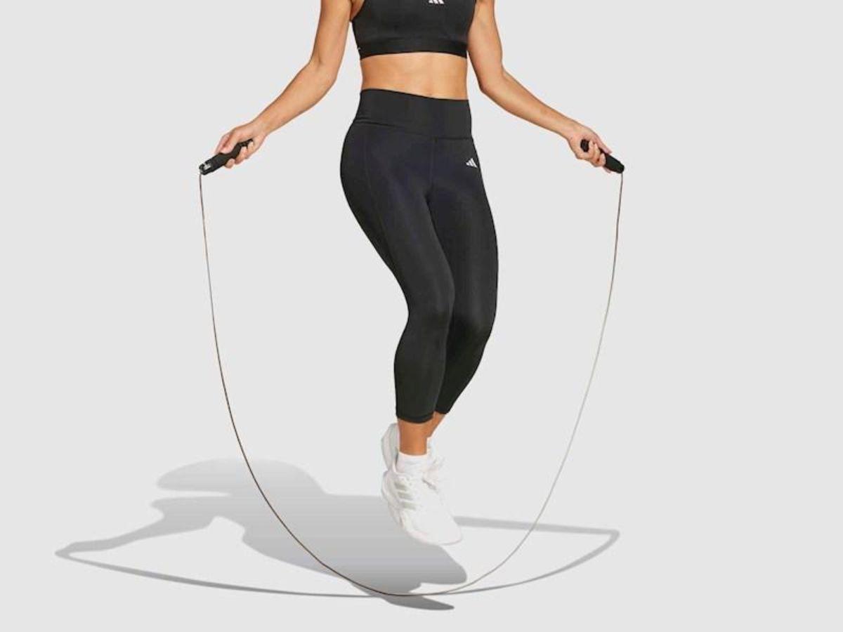 Quần legging của Adidas với thiết kế thời trang và năng động